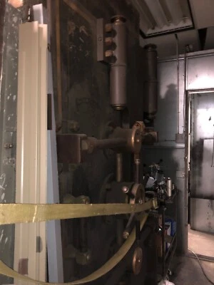 Puerta antigua de bóveda de banco Herring Hall Marvin, oscilante derecho Foto 1 de 2