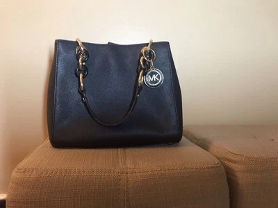 BOLSO BANDOLERA DE CUERO SAFFIANO NEGRO MICHAEL KORS CYNTHIA   Foto 1 de 4