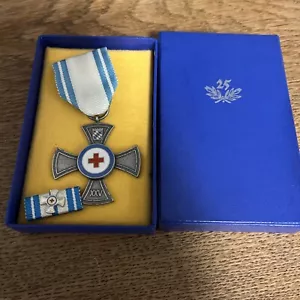 Konvolut Orden Rotes Kreuz Ehrenkreuz mit Feldspangen Und Etui Silber RK56 - Bild 1 von 3