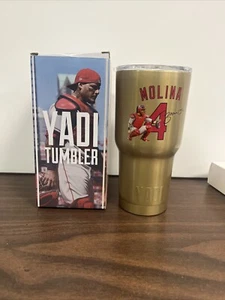 Taza Vaso St Louis Cardinals Yadi Yadier Molina 30oz DORADO Nueva en Caja - Imagen 1 de 1