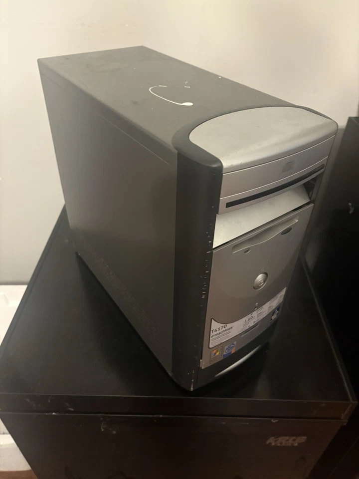 PC Pentium 3 vintage con Windows XP Foto 1 de 1