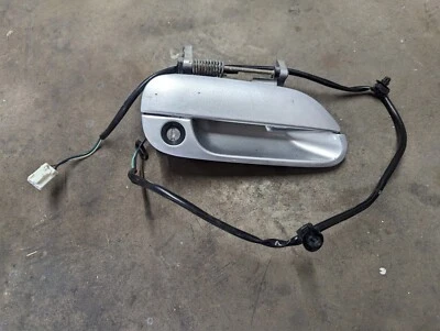 Manija de puerta exterior plateada del lado derecho del pasajero Mazda Miata 1999-2005 OEM... Foto 1 de 4