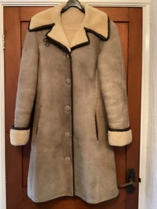 VINTAGE LAMMFELLMANTEL GR. 10/12 HANDMASSGESCHNEIDERT - Bild 1 von 5