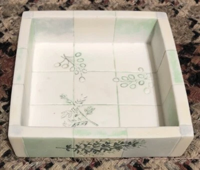 Porta-sabonete quadrado 4 7/8” resina com aparência de azulejo azul pastel e verde - Imagem 1 de 4