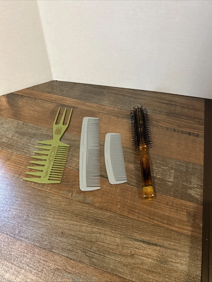 Lote de 3 peines de peinado y un cepillo de peinado redondo vintage Foto 1 de 4