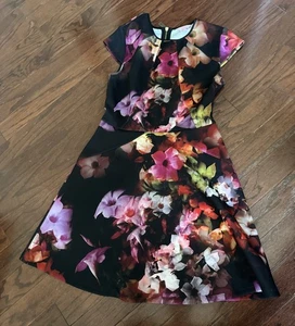 Ted Baker Embla Skaterkleid mit Blumenmuster Gr. 3 schwarz/rot - Bild 1 von 5