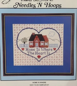 Kit de punto de cruz estampado fácil Needles 'N Hoops HOGAR ES DONDE ESTÁ EL CORAZÓN #435 - Imagen 1 de 5