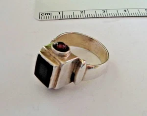 Anillo de banda ancha de 3 mm de ónix negro y piedra granate tamaño 7 de plata de ley 9 gramos 8x7 mm - Imagen 1 de 5