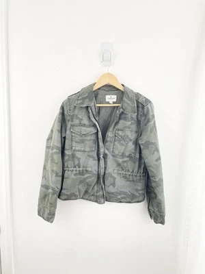 Chaqueta para mujer American Eagle M verde camuflada manga larga mediana  Foto 1 de 4