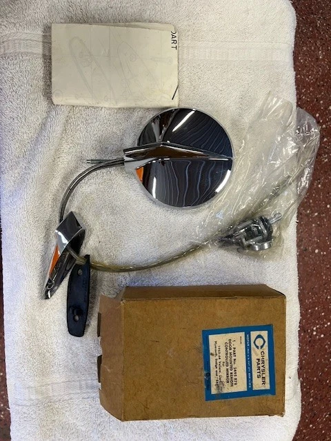 Espelho remoto montado na porta Mopar NOS para 1963-64 Valiant, dardo. Plymouth/Dodge - Imagem 1 de 4