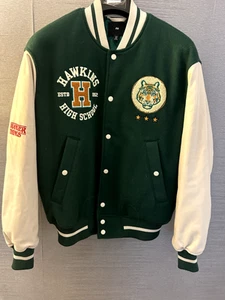 CHAQUETA UNIVERSITARIA PESADA MEDIANA PARA HOMBRE H&M STRANGER THINGS... - Imagen 1 de 8