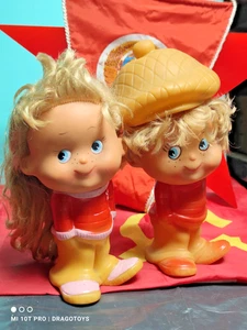 BAMBOLA GIOCATTOLO VINTAGE FRATELLO E SORELLA CON CAPPELLO RIMOVIBILE CAPELLI ROMANIA ARADEANCA - Foto 1 di 24