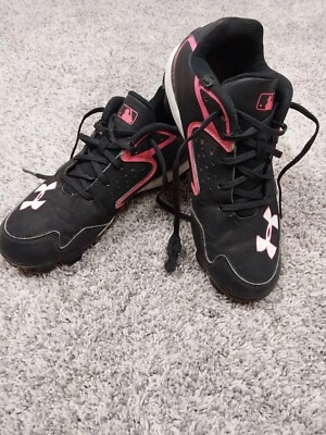 **DEFECTUOSO** Botines bajos de béisbol Under Armour 1250343-064 niña talla 5,5 años negro rosa Foto 1 de 4
