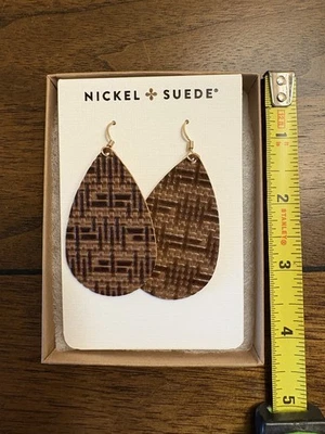 Brinco *Níquel e Camurça* Marrom Lágrima - Tecido - Pequeno - Excelente Estado Usado - Imagem 1 de 2