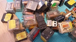 RELAIS SORTIMENT Feuchtigkeitsschäden 30 STÜCK zum Schrottpreis 6-36V 1xEIN-4xUM - Picture 1 of 1