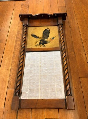 Espejo de pared del período federal americano siglo XIX alrededor de 1800-1825 águila pintada Foto 1 de 4