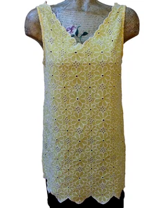 Blusa Mudpie Bonita Amarilla Floral Ojales Talla M - Festoneada Cuello en V Sin Mangas - Imagen 1 de 3