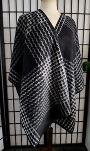 Ellen Reyes Original Black And White Fleece Poncho One Size - Picture 1 of 9