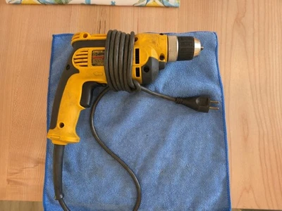 Дрель-шуруповерт проводная Dewalt DWD110 3/8 дюйма 10 мм 120 В отличная проверка  - Изображение 1 из 4