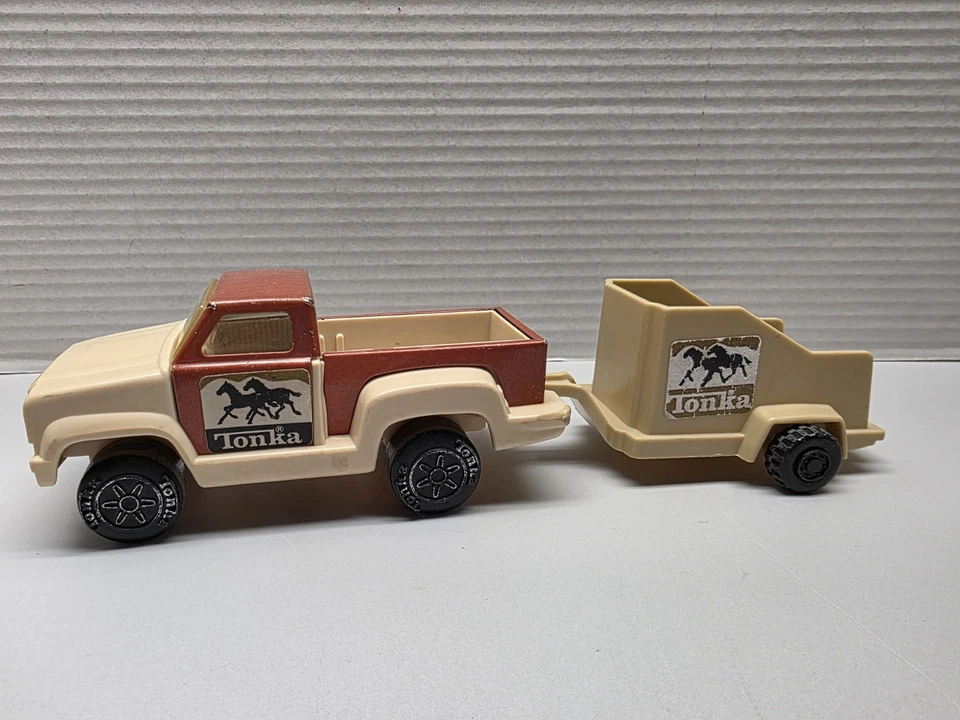 Винтажный пластиковый пикап 1979 Tonka с пластиковым сцепным устройством для прицепа лошади  - Изображение 1 из 4