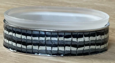 Jabonera ovalada plateada Mike & Ally NYC Bath Roma accesorios de baño hechos a mano Foto 1 de 4