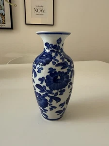 Porzellan Vase, Made In Thailand, Blaues Blumendekor, Neuwertig - Bild 1 von 4