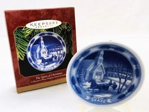 Hallmark Keepsake Decorazione Natalizia, Piatto Porcellana in Miniatura con Supporto, 1997 - Foto 1 di 8