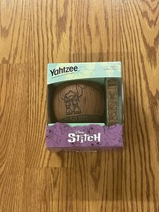 YAHTZEE Hasbro Disney Lilo And Stitch Coleccionable Estilo Tiki Juego de Taza de Dados H15 - Imagen 1 de 6