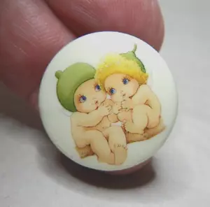 VINTAGE AUSTRALIAN GUMNUT BABIES ENAMEL TIN BADGE 3735 - Picture 1 of 6