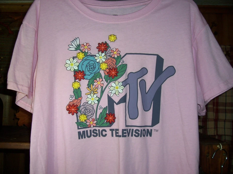 MTV Pink Tee Embroidered Flowers Short Sleeves Round Neck Juniors Size XXL (19)