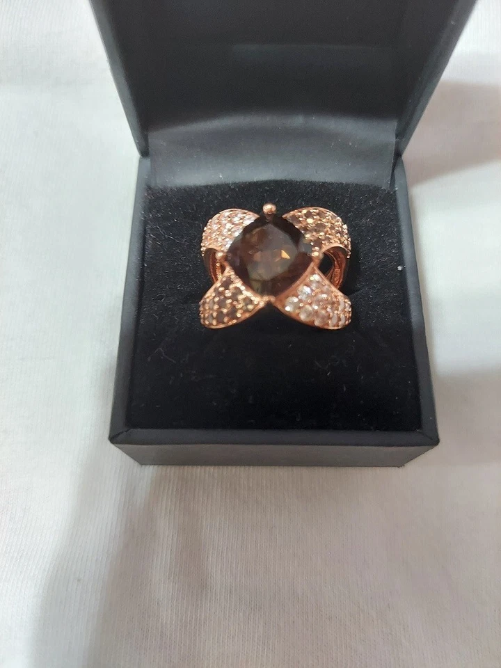 Anillo Diseño X Tono Oro Rosa Nuevo sin Etiquetas en Color Chocolate y Piedras Transparentes Talla 7 Foto 1 de 1