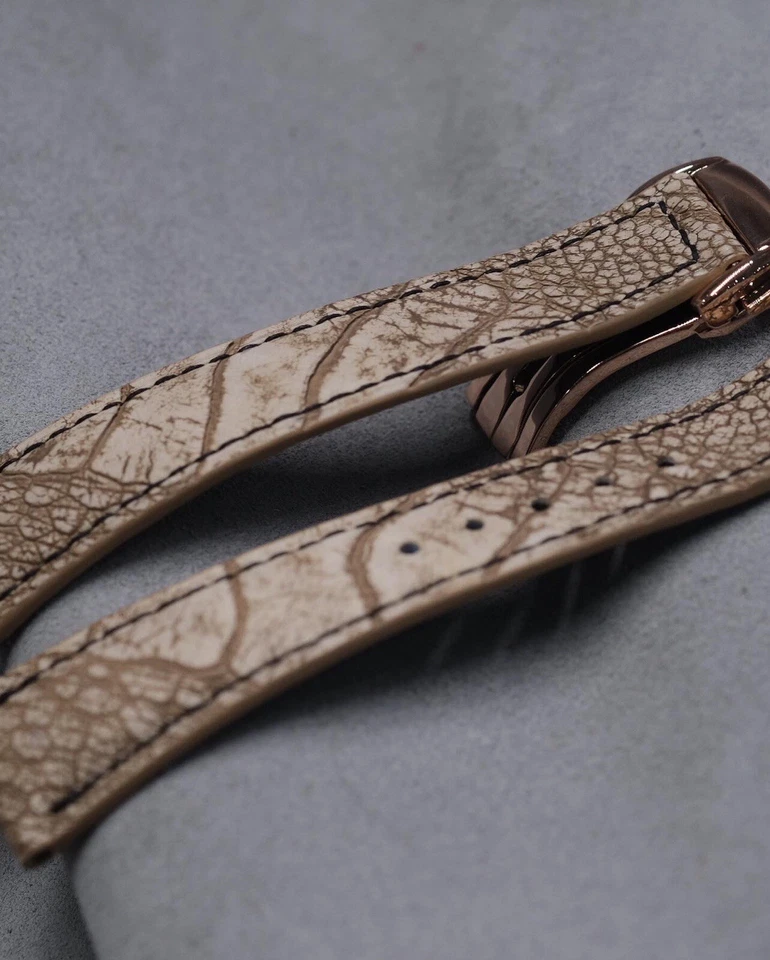 Correa de reloj hecha a mano de cuero con piel de patas de avestruz marrón de madera Foto 1 de 4