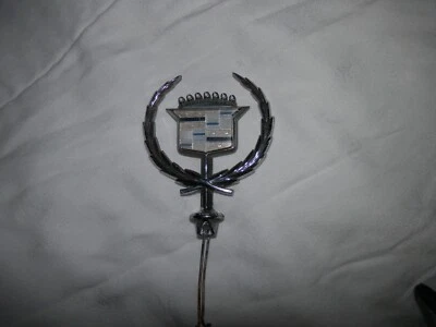 Cadillac DeVille capó adorno 85-93 emblema vintage OEM usado Foto 1 de 4
