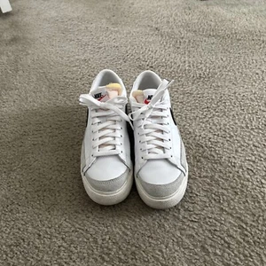 Size 6.5 - Nike Blazer Platform Low White Black W - Picture 1 of 7