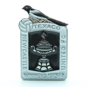 Vintage Newcastle Utd FC, Winners 1973-74  - Enamel Pin Badge - Metal - Mint - Picture 1 of 2