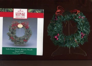 1990 HALLMARK LITTLE FROSTY FRIENDS WREATH (951A) - Picture 1 of 2