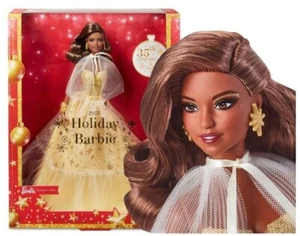 Barbie Signature Muñeca de Navidad Pelo Castaño 2023 Vacaciones Barbie HJX05 Mattel - Imagen 1 de 7