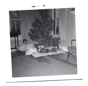 Vintage Vernacular Snapshot 1961 Kleinkinder Weihnachtsbaum Geschenke 60er Jahre - Bild 1 von 1