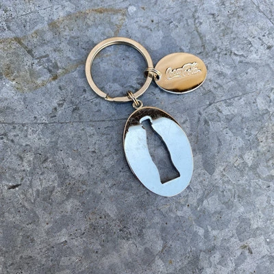 Брелок Coca-Cola серебристый с вырезом бутылки и ярлыком Coca-Cola. СЕРЕБРО - Изображение 1 из 4