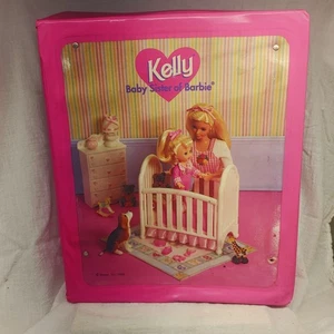 Mattel Kelly Barbie Spielkoffer 1996 mit 3 Puppen Krippe & 60 Zubehörteilen Vintage - Bild 1 von 13