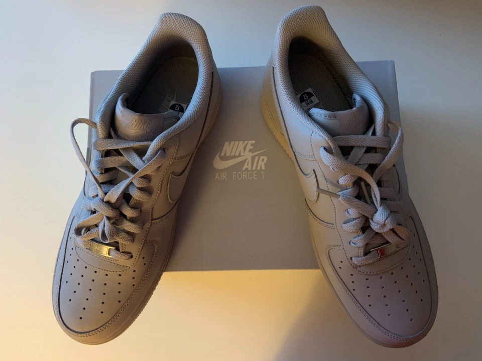 NUEVO Nike Air Force 1 ’07 IH1698-001 Hombres 12 Zapatos GRIS UNIVERSITARIO $115 Foto 1 de 4