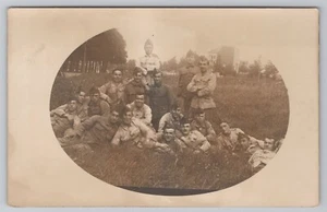 Tarjeta postal RPPC Group of Soldiers Resting in Field c1910s - Imagen 1 de 2
