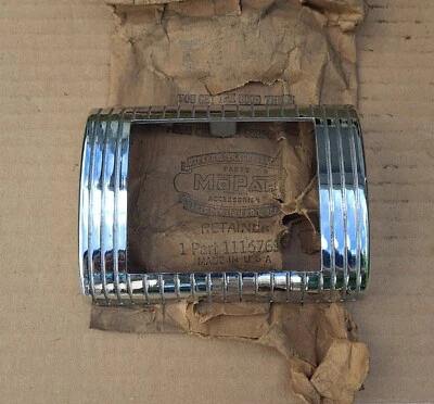 1946-1948 DeSoto Deluxe Custom S11 NOS Volante MoPar BOTÓN BOCINA RETENEDOR Foto 1 de 3