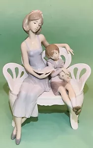Lladro Once Upon a Time #5721 Madre e Figlio che leggono sul divano con scatola originale - Foto 1 di 9