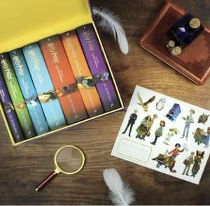 Harry Potter Bloomsbury Owl Post Box Set - Books 1-7 Children's Edition- New - Imagen 1 de 21