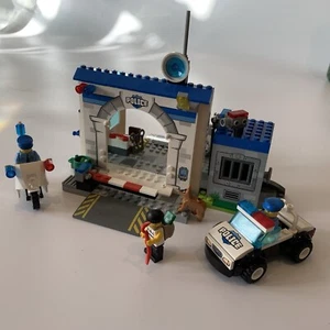 LEGO Juniors 10675 Police The Big Escape Retired 100% Complete With MiniFigures - Picture 1 of 14