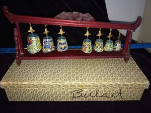 Vintage erhöhte Cloisonne abgestufte hängende Glocken Set (eine fehlt Glocke) - Bild 1 von 5