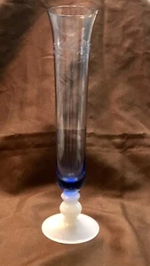 Vintage Napco Vase geätztes Glas 2-farbig Fuß Knospen blau mit Milchglas - Bild 1 von 7
