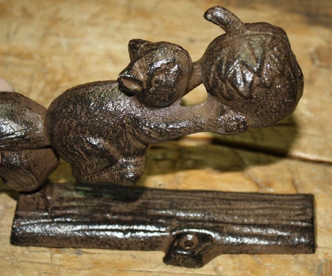 Cast Iron Antique Style SQUIRREL Acorn Door Knocker Nut Cracker Man Cave Garden Cover