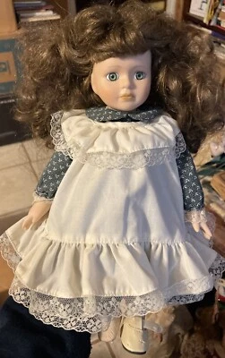 Muñeca victoriana de cuerda musical de porcelana que no funciona falta zapato Foto 1 de 4